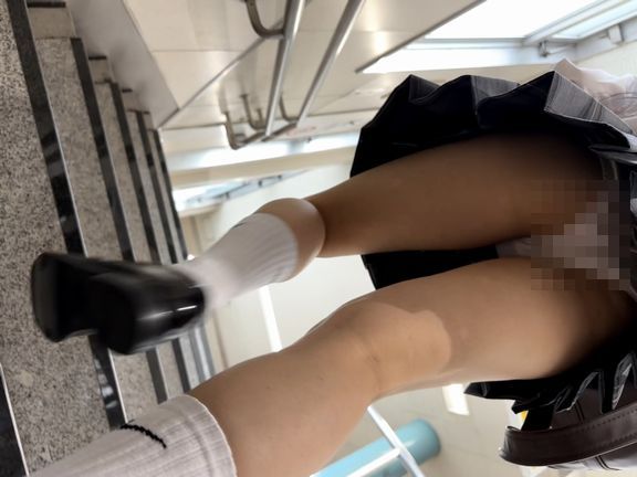 JKの白パンティで抜きまくりたい欲望