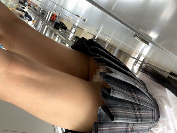 JKの白パンティで抜きまくりたい欲望