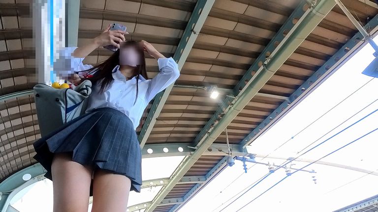 激シコギャルJKミニスカ白パンティ粘着撮り
