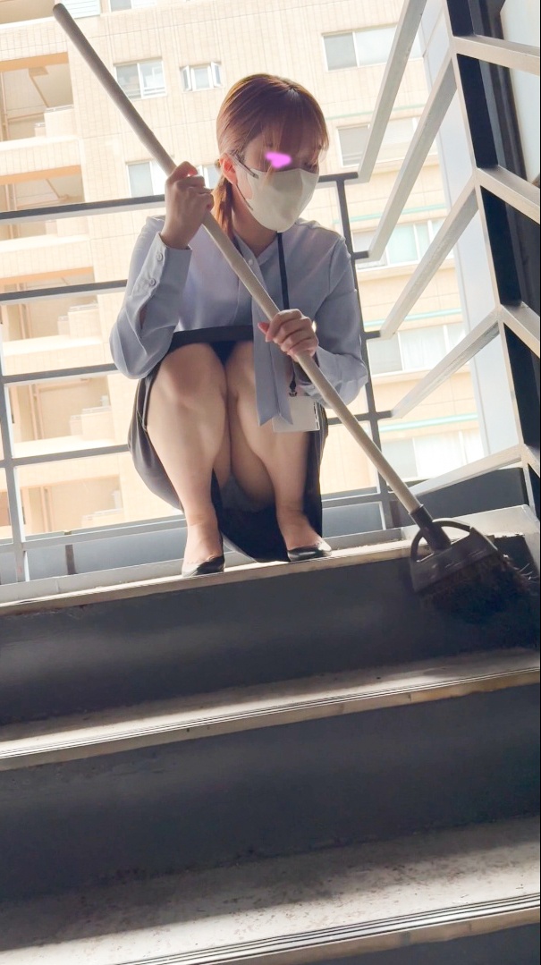 【撮影バレ→見せつけ#17】他社のOLお姉さんが「撮ってもいいけど…絶対見せないでくださいね」生マン・生尻見せつけ痴女お姉さん！