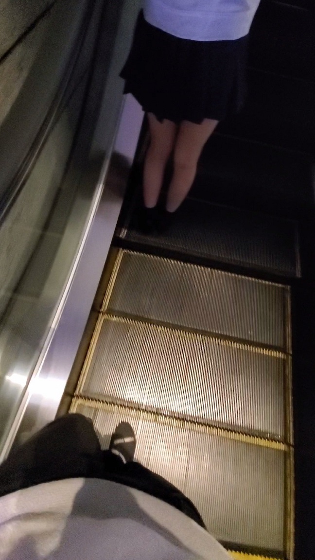 【関東有名校】大勢の前で囲み魔の手 自然光で超肌感 超接写で触られまくるKちゃん