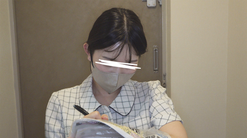 【マ○コ確定】下を履き忘れ…!?薄毛のオマ○コ丸出しでM字開脚しちゃう！！