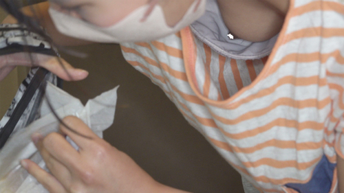 玄関入って5秒で胸チラ確定。Tシャツ1枚下はノーパンという軽装でやってきた若妻さん。