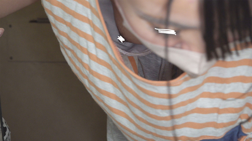 玄関入って5秒で胸チラ確定。Tシャツ1枚下はノーパンという軽装でやってきた若妻さん。