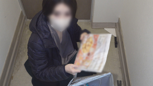 意識高い系奥様を下から逆さ撮り！妖艶な黒ストと淡色チクビが映り込みました