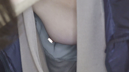 意識高い系奥様を下から逆さ撮り！妖艶な黒ストと淡色チクビが映り込みました