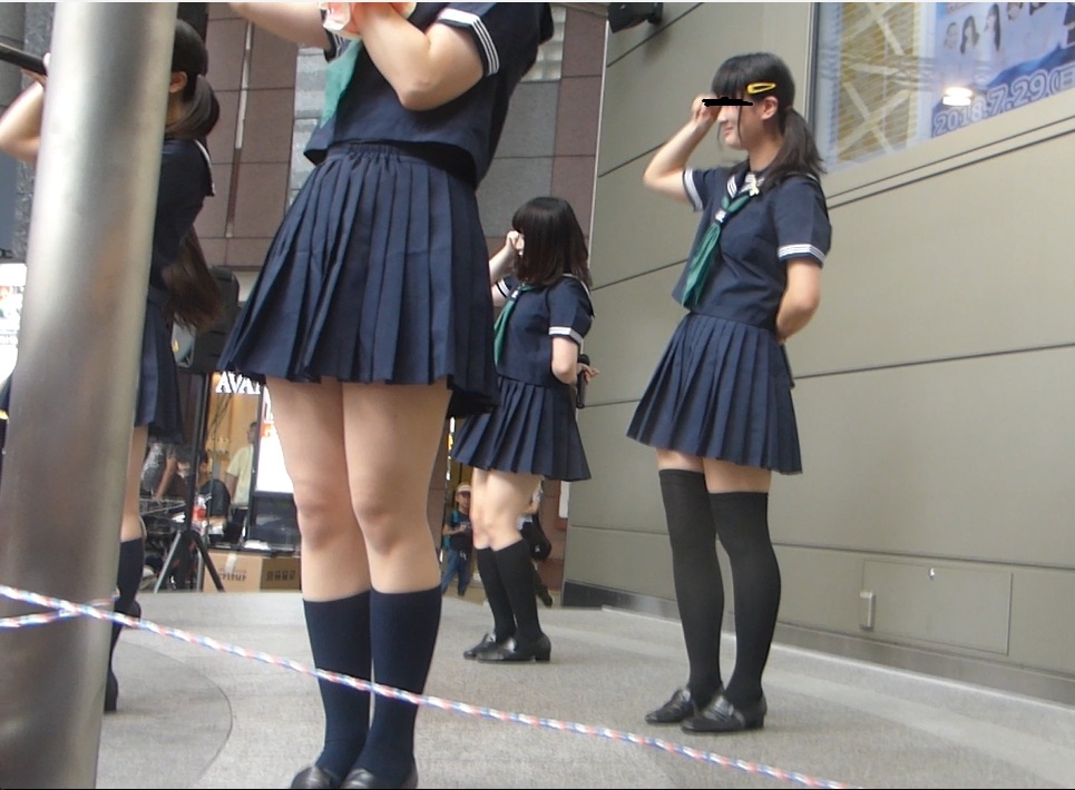 アイドルが制服コスプレでダンス！！