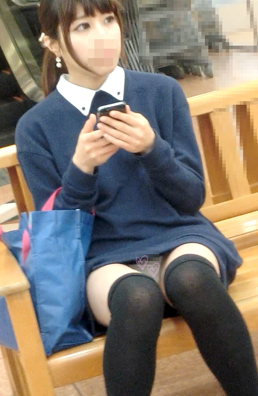 対面＆逆さフラッシュ撮り】可愛い女の子のお顔もパンツもたっぷり盗撮！極上対面パンチラ動画【逆さ撮り写真付き】