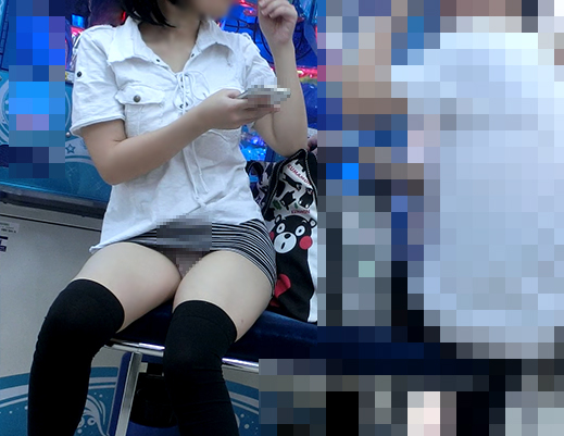 GCにてモロにPが見えちゃってる娘の無防備パンチラ盗撮動画