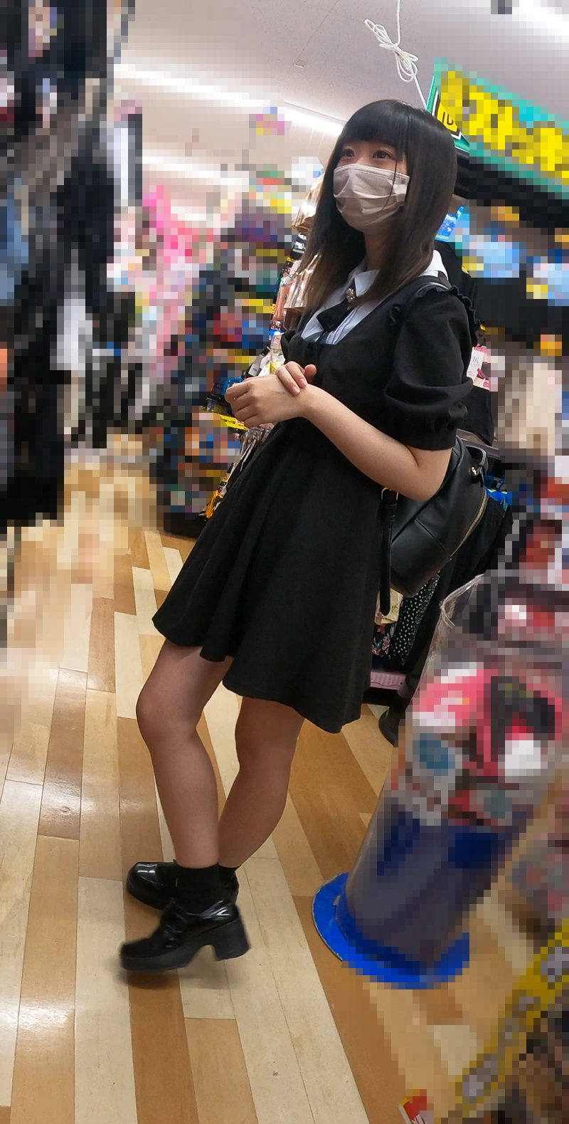 2.7K動画☆黒髪娘の生尻めくり丸見えパンチラ盗撮