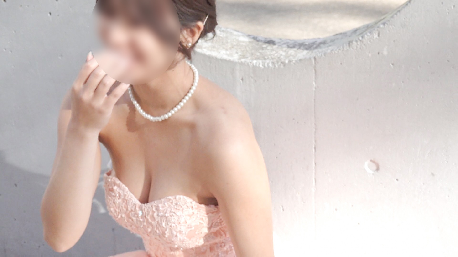 巨乳新妻さんの胸チラ・谷間【新婦・前撮り・ドレス胸チラ】