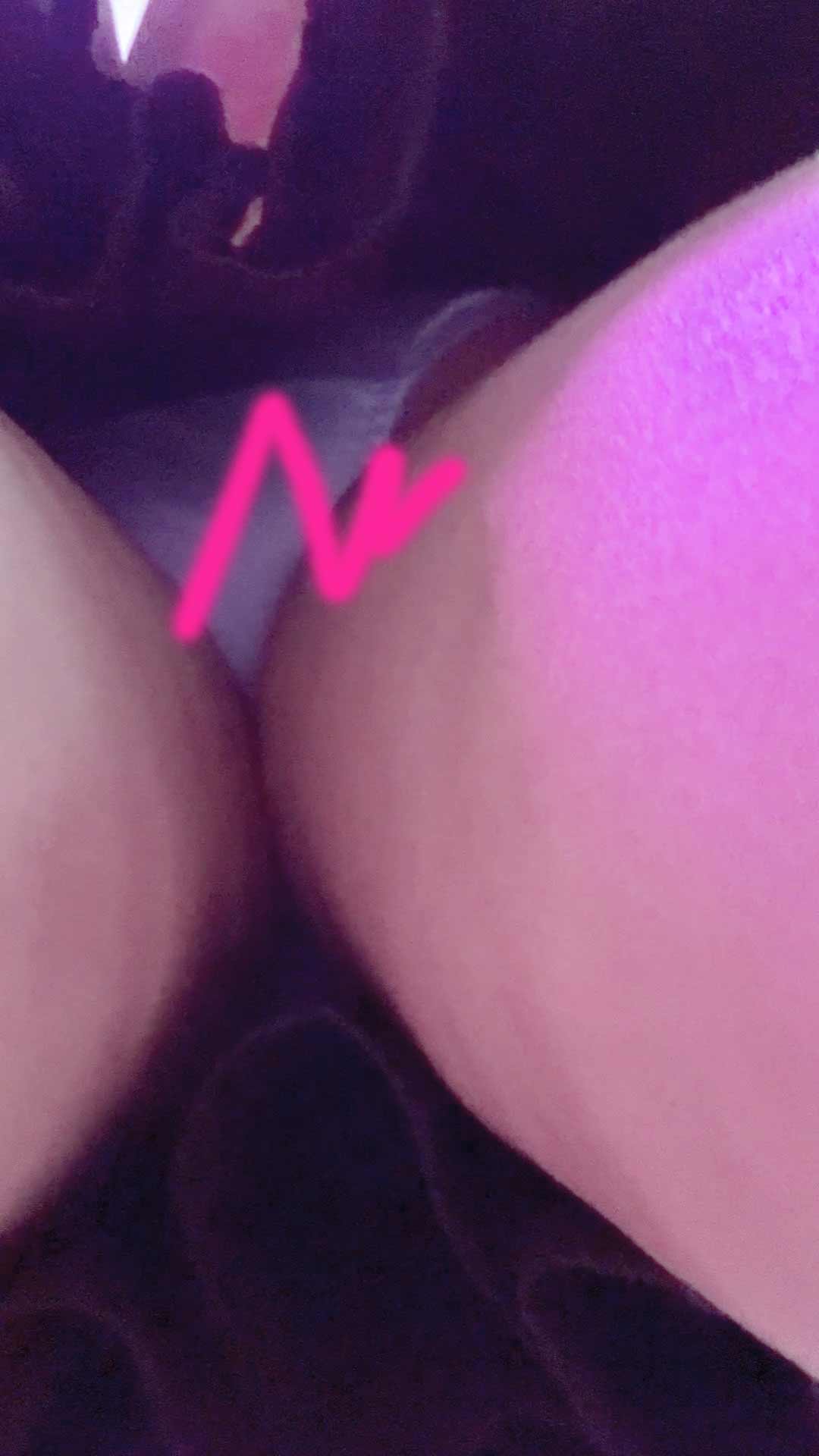 【メイドパンチラ逆さ撮り】ガルバ新店舗視察。Nozomi★ちゃんのM字開脚パンチラ…day2【コンカフェ/ローアングル】