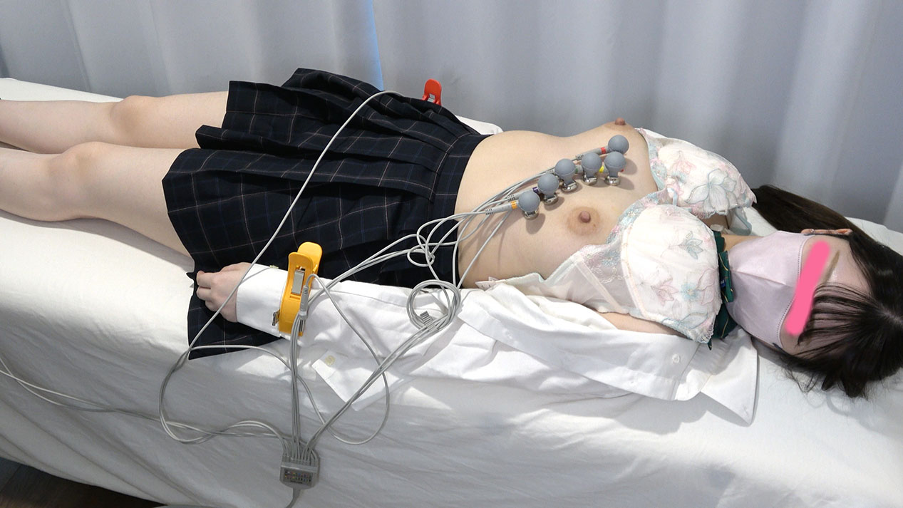 チア部所属の色白美人K患者の放課後心電図検査。