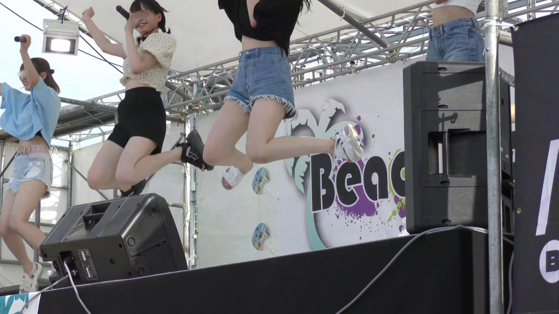ビーチサイドの歌姫たち＃001：【4K動画】真夏のステージでへそ出しJUMP！
