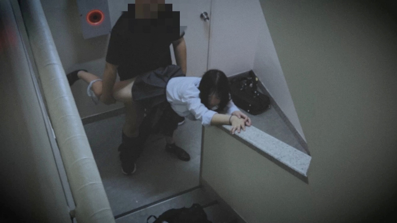 【完全期間限定】逃亡の終着点。咽び咥えて剥ぎ取られ。冷たい床で注ぎ込む、生中出し。