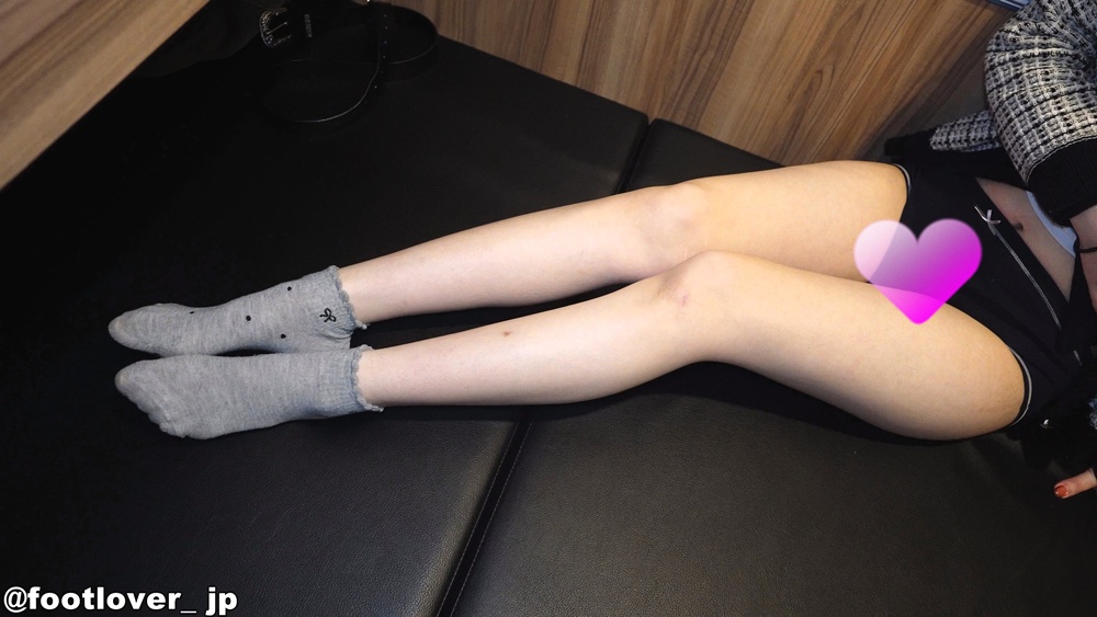 【動画】2回目20才美容師見習いさんの左右違いスニソ!素足!生パンチラ!はみ出しマン毛!