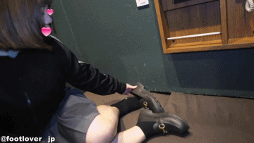 【動画】２３才社会人のローファーで蒸れた黒ソックス！黄色く変色した爪もっちり素足！生パンチラ、生おっぱい、お尻！