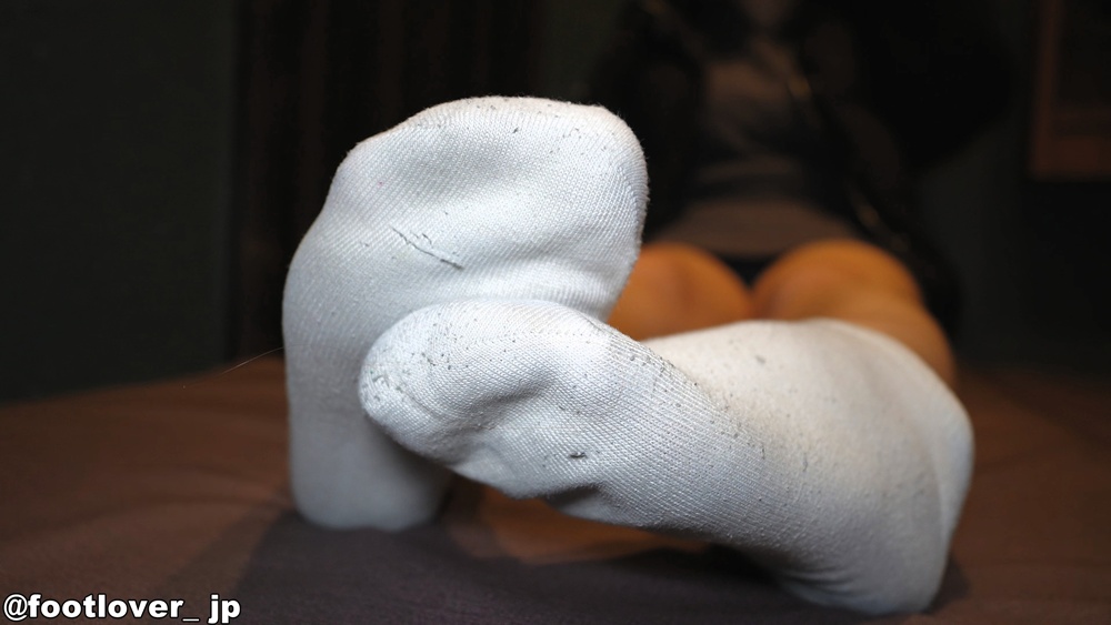 【動画】むちむち１８才ちゃんの黒く薄汚れた白ニーソ！肉厚素足！乳輪はみ出しブラ！生パンチラ！