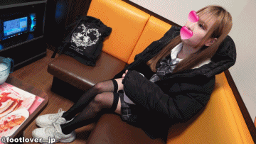 【動画】２０才さんの現役時代に使ってた制服！臭かった透けニーハイ！素足！生パンチラ！