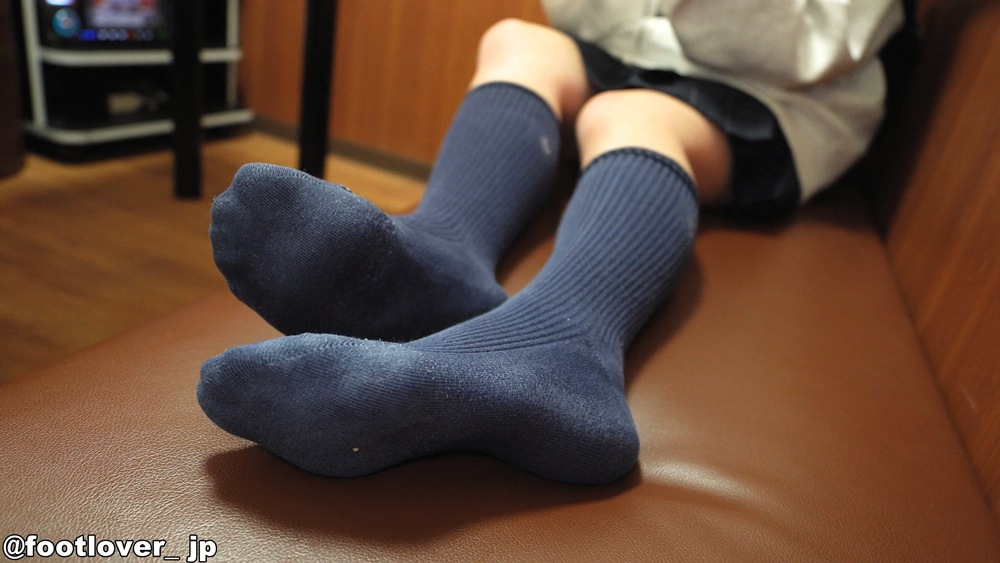 【動画】卒業式済18才の茶ローファーに紺ソ!素足!生パンチラ!