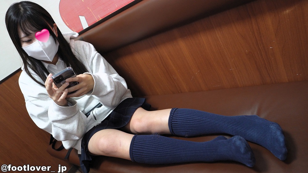 【動画】卒業式済18才の茶ローファーに紺ソ!素足!生パンチラ!