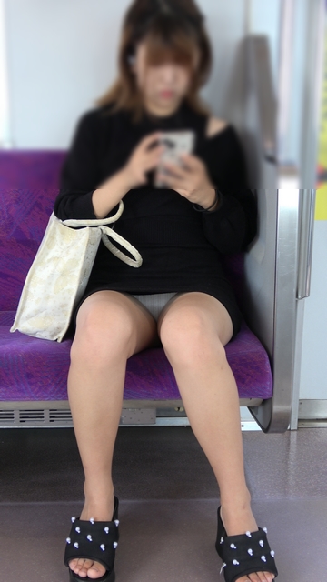 【6月14日までの期間限定販売】ニットワンピの朝帰りかわいいい推定JDちゃん、座っても立っても丸見え[4K動画][顔出し][ドア