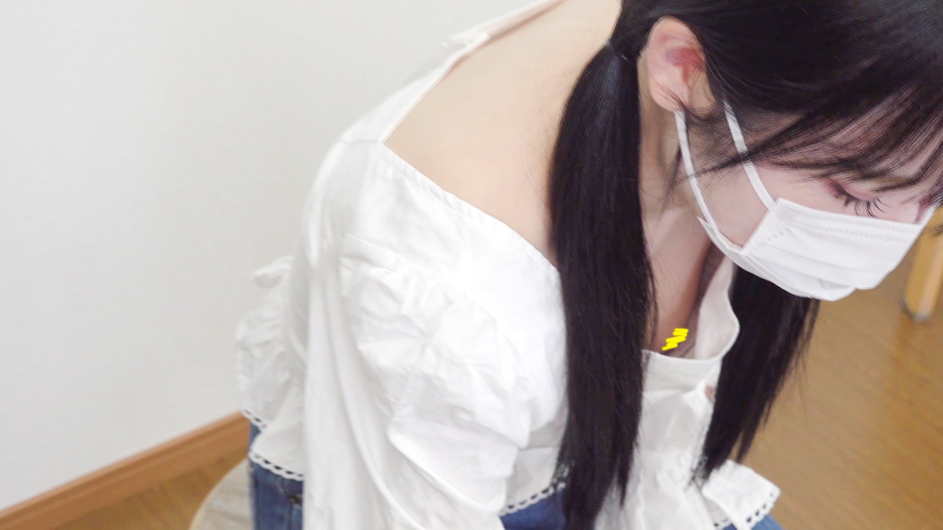 [お絵描き教室/胸チラ㉕】むっちり美巨乳のヌードモデルのハプニング♡胸チラ 2名