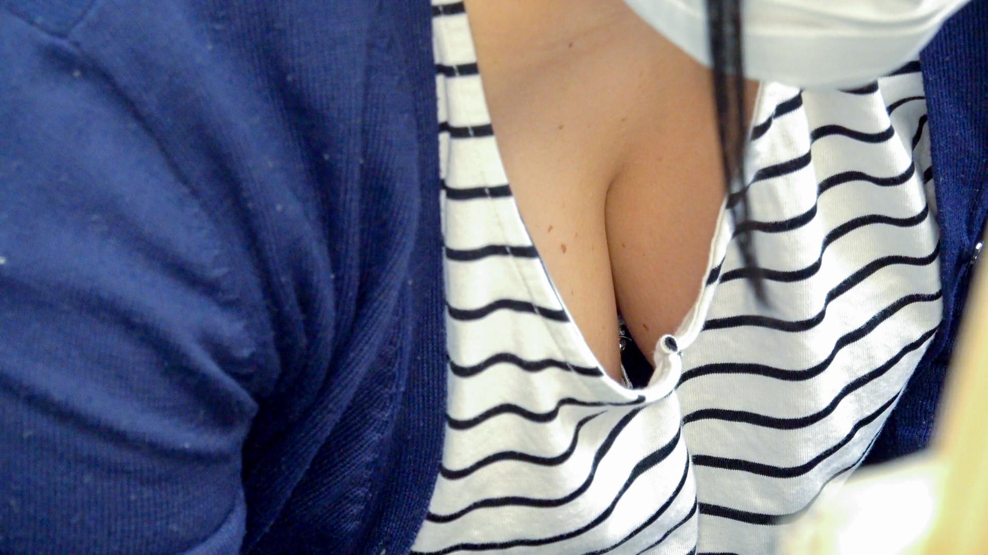 ［お絵描き教室/胸チラ⑳］貧乳ヲタク女子大生のデカ乳首と零れ落ちそうな巨乳人妻さん　２名