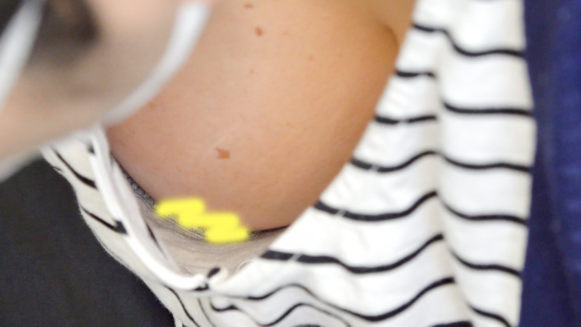 ［お絵描き教室/胸チラ⑳］貧乳ヲタク女子大生のデカ乳首と零れ落ちそうな巨乳人妻さん　２名