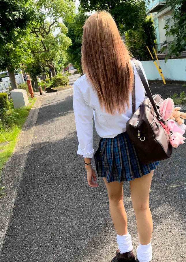 【削除覚悟】TikTok特定！超ミニスカ青チェJKのTikTokダンス盗撮、階段逆さ、しゃがみゼロ距離接写差し込み、ストーキング