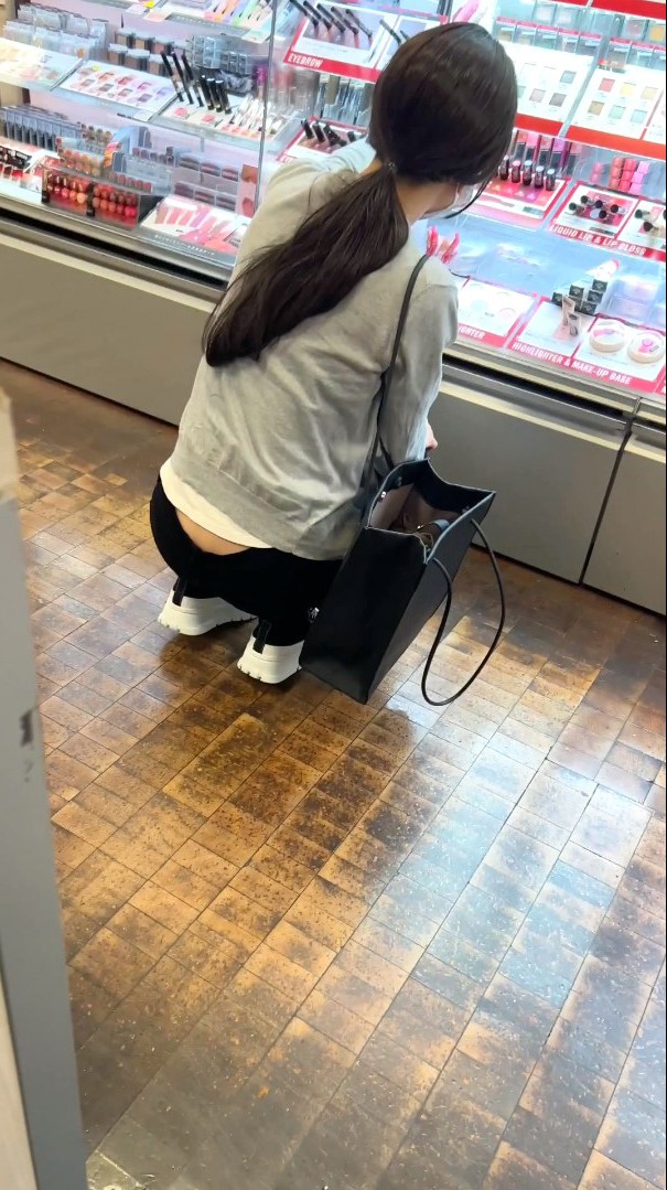 【街中の胸チラ激写vol.6】胸元全開の貧乳おエネさん。乳首丸見えでした。