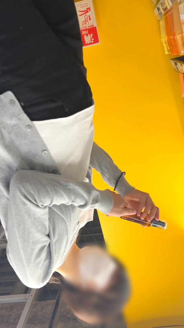 【街中の胸チラ激写vol.6】胸元全開の貧乳おエネさん。乳首丸見えでした。