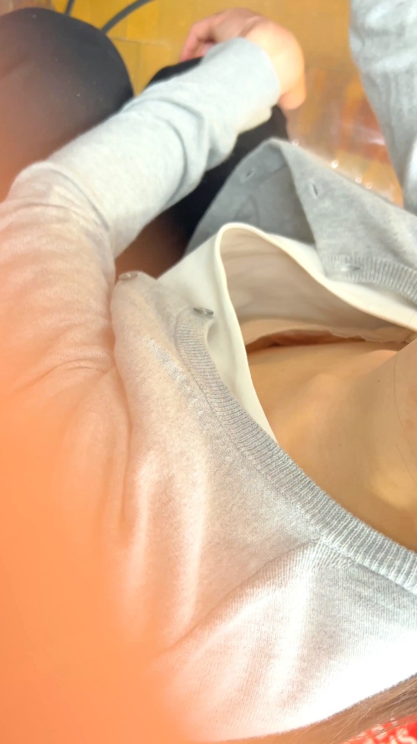 【街中の胸チラ激写vol.6】胸元全開の貧乳おエネさん。乳首丸見えでした。