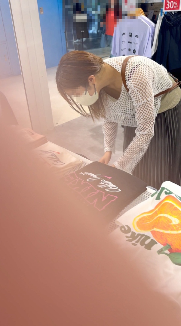 【街中の胸チラ激写vol.8】白透かし編みトップスを着たお洒落JD美女。無防備な胸チラを徹底追跡。
