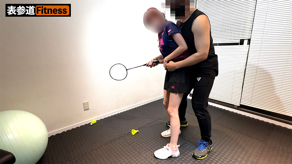 制服JKに密着！従順素直JKを手取り足取りセクハラ指導！限界スクワットから理性が吹き飛び、ヘトヘト生挿入！