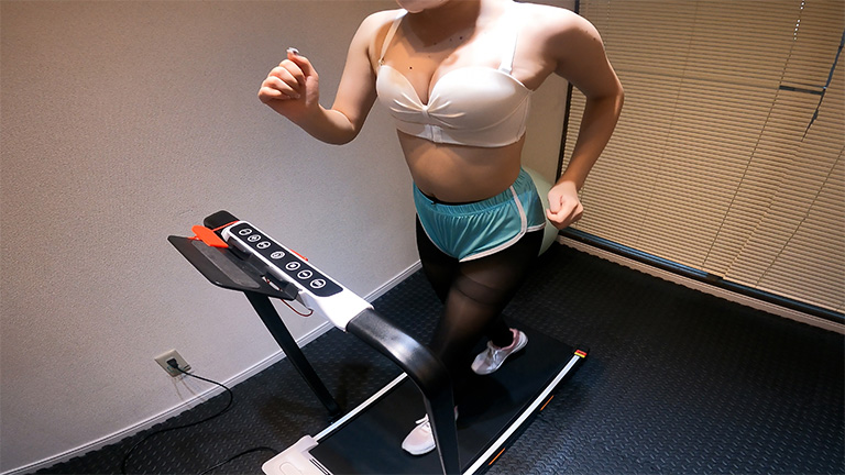 黒パンスト最高!推定F美巨乳ランニング!蒸れたパンスト美脚にセクハラ、たまらず股間部分を豪快に破き…