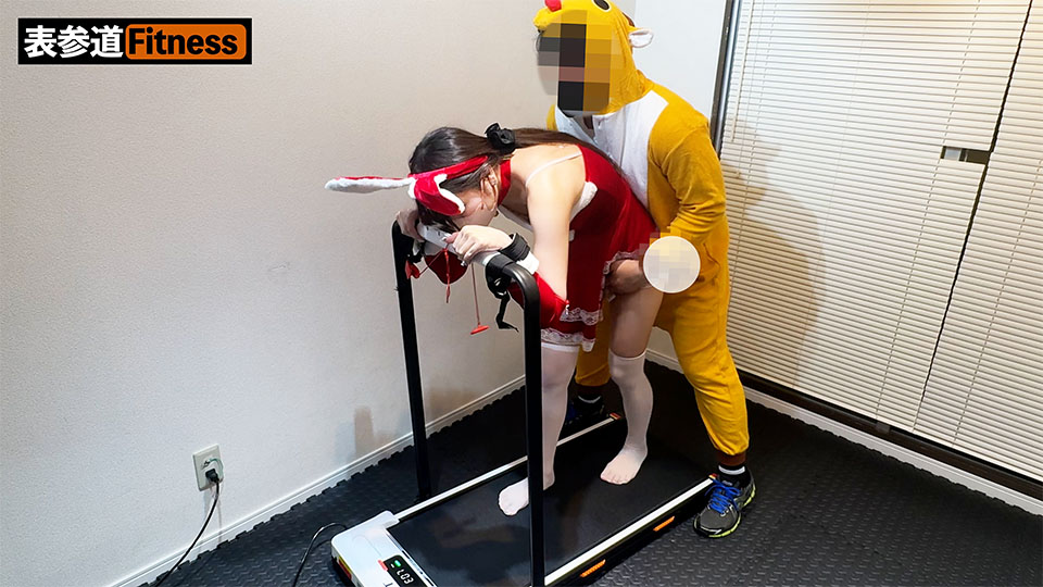 立ちバックランニング 手首ロックされ疲労困憊の背後から強行挿入 尻と胸の大量2発射精ぶっかけ