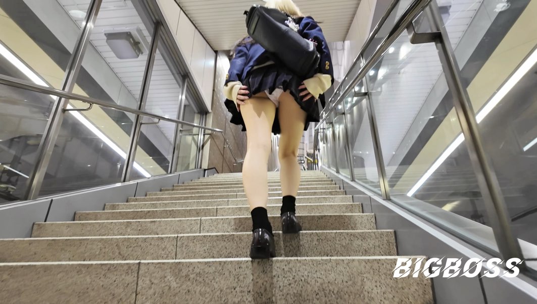 【4K】超激ミニJKローアングル011 “髪の毛グラデーションカラーのギャルJKのパンティは純白だった”