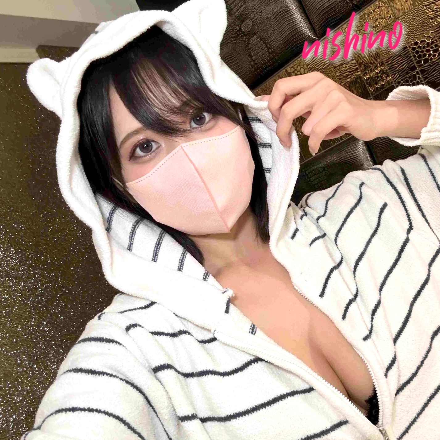 モコモコ部屋着でいつもとは違う雰囲気の巨乳美女による手コキ責め