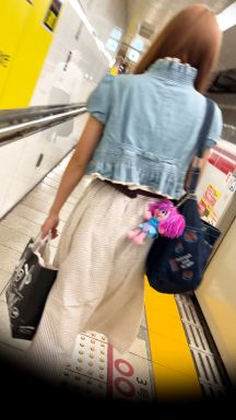 キレイめな女子大生のロンスカにエスカで3回カメライン / HIMAつぶし撮影