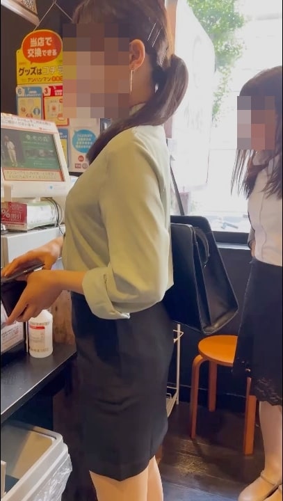 【無料版】商談中の美人OL2組をダブル接写！何食わぬ顔でパンスト美脚とPチラを堪能しちゃいました