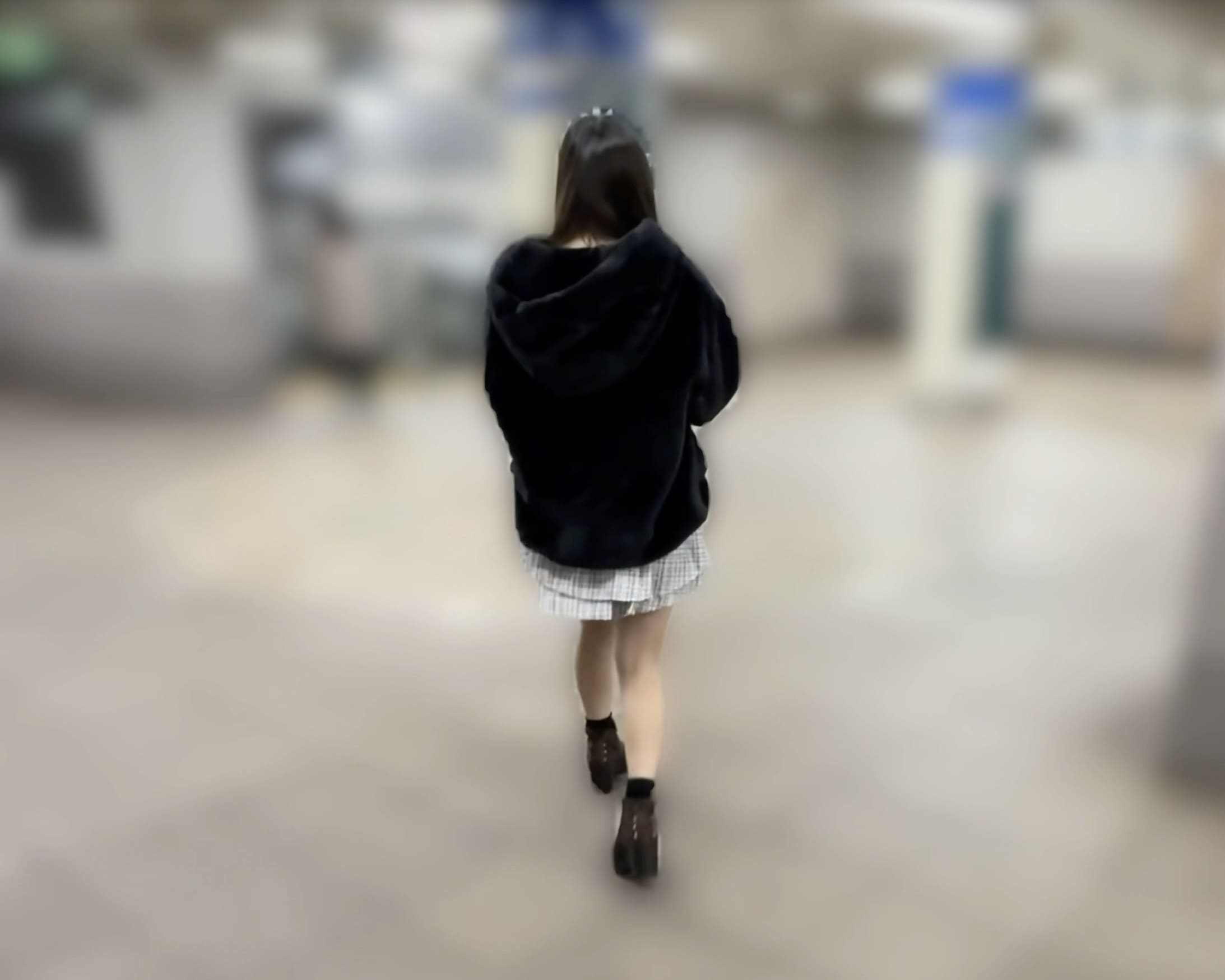 【逆さ撮り】黒のファーに白いスカートを身につけた女の子の白パンティ