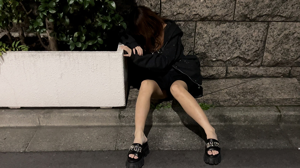 「やめてあげないよ」手マンで連続イキする乳首ピン立ちギャル うっすら透ける総レース下着を剥ぎ取り正常位&立ちバック