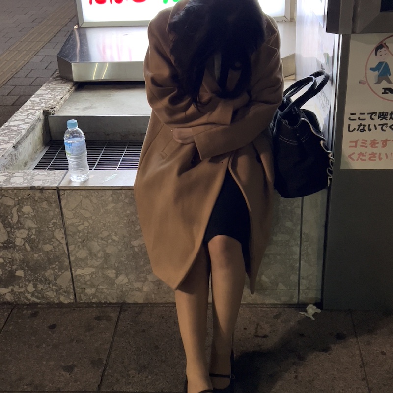 誠実な現役生保レディ オフィス街 送迎会シーズン コンビニ前で保護 20代OL