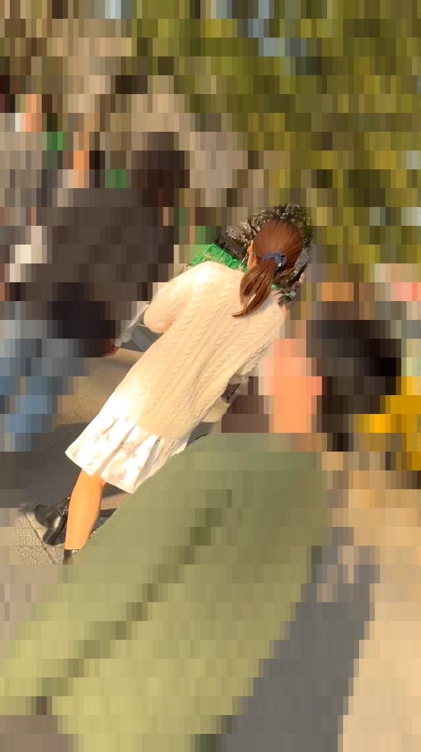 【パンチラ特化vol.1】春のパンチラ狩り。見えた純白の生Pとエロ巨尻でした。