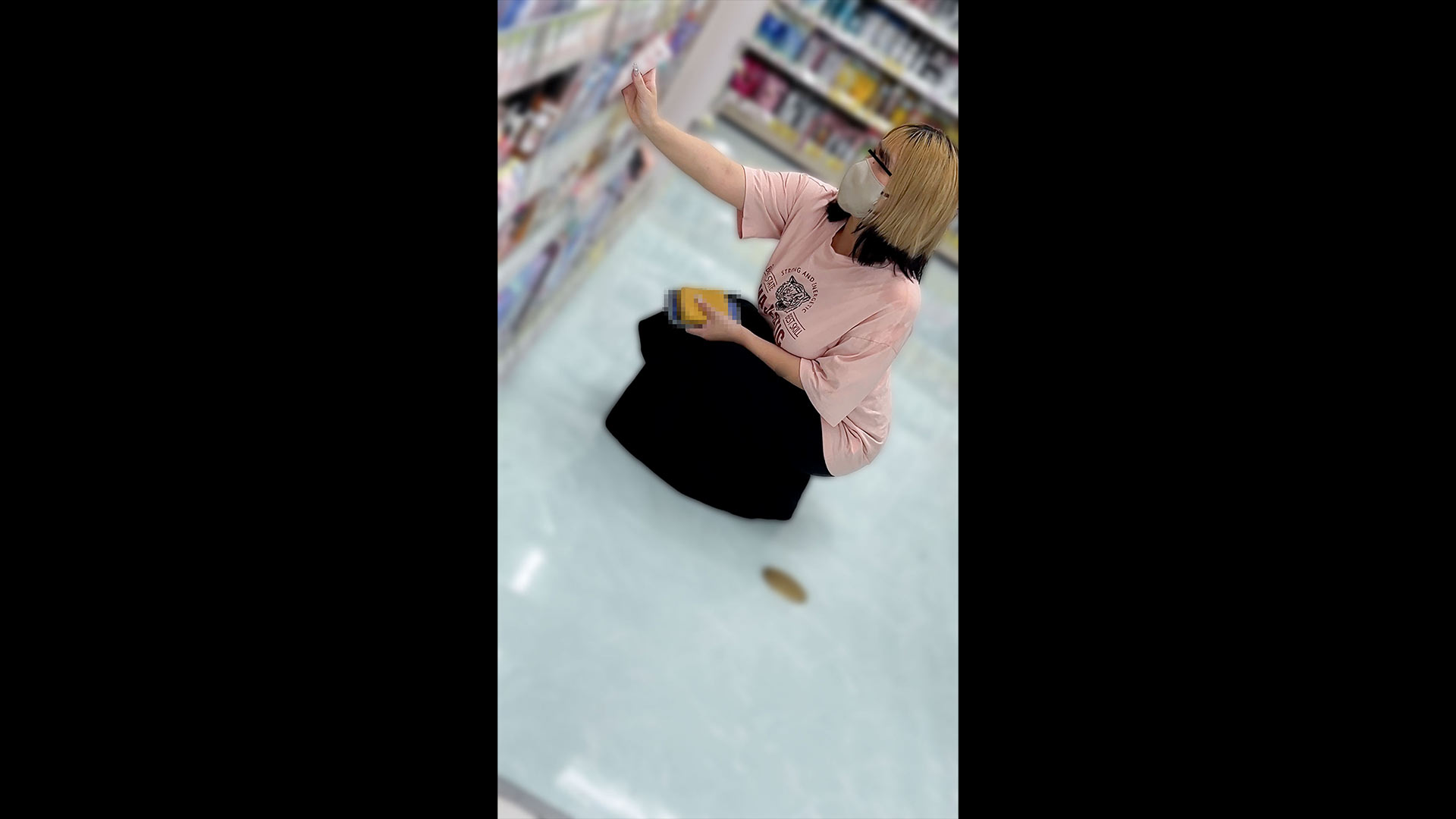 【ノーブラ揉みVOL.11】店内で見つけたGカップギャルが実はノーブラ!?弱気な金髪ギャルの爆乳おっぱいを揉みしだき