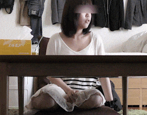 [4Kエンコ] ゲームに夢中なあの子に夢中 ヒトミちゃん編 [座りパンチラ]