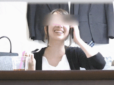 [4Kエンコ] ゲームに夢中なあの子に夢中 モモカちゃん編 [座りパンチラ]