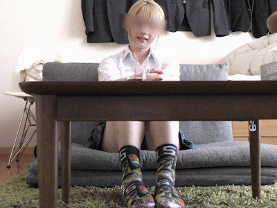 [4Kエンコ] ゲームに夢中なあの子に夢中 ヒナノちゃん制服編 [逆さめくりパンチラ]