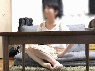 [4Kエンコ] ゲームに夢中なあの子に夢中 モエちゃん編 [座り逆さパンチラ＋四つん這い]